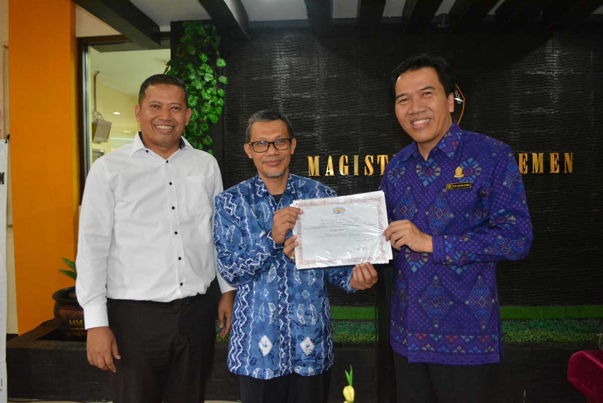 Rektor Undip menyerahkan sertifikat akreditasi kepada ketua program studi MM Susilo Toto Raharjo didampingi Dekan FEB Undip