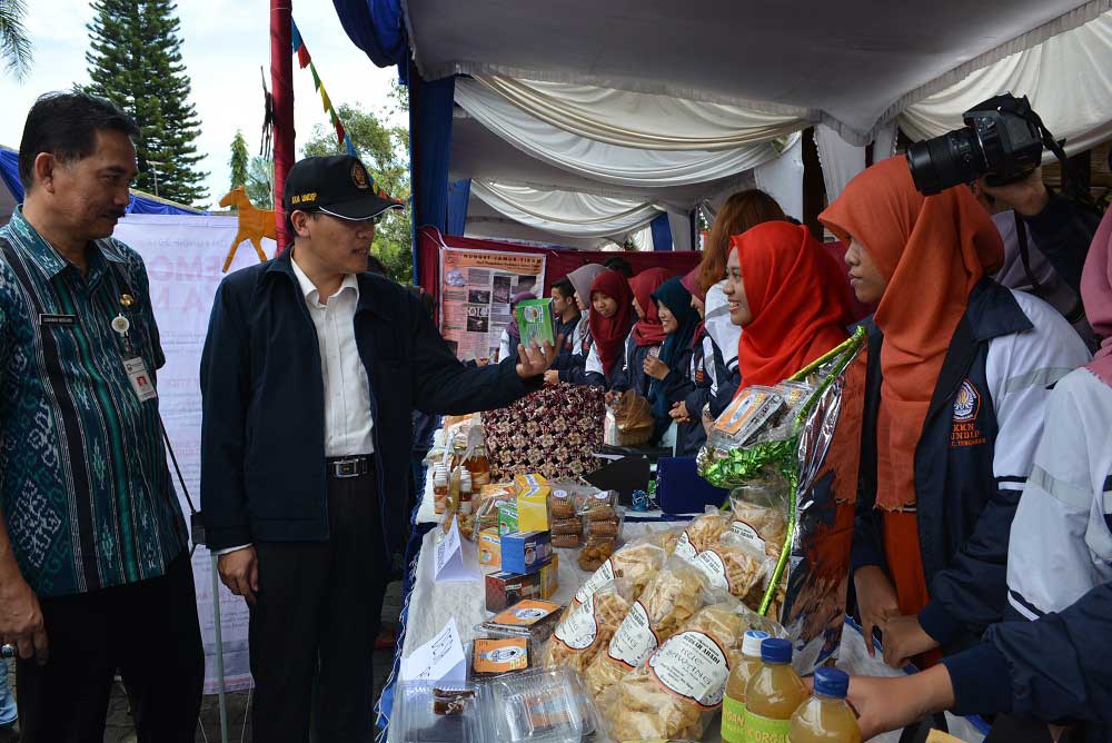 Warek III Undip dan Sekda Kab semarang meninjau stand expo di area pendopo rumah dinas Bupati Semarang
