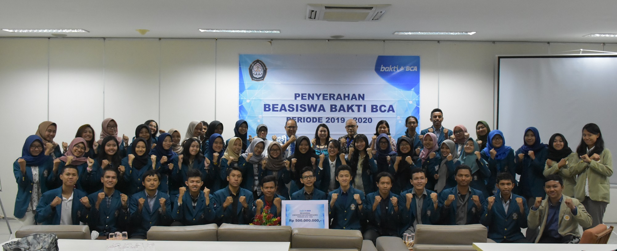 50 UNDIP Students Receive BCA Bakti Scholarships