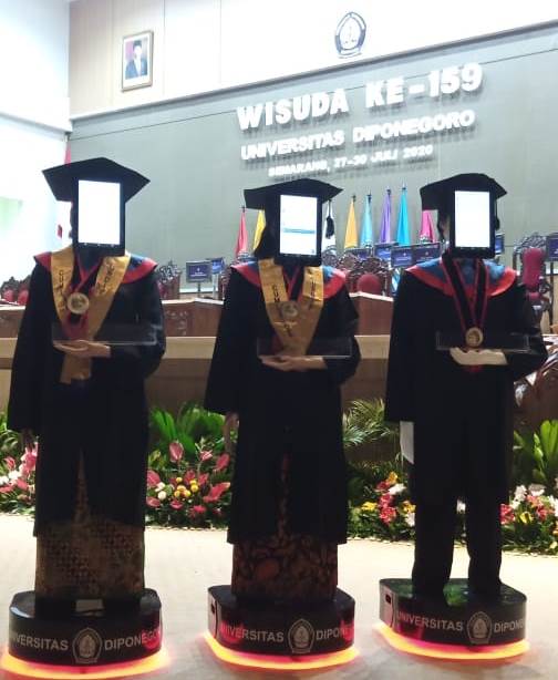 Robot peraga dirancang menyerupai sosok wisudawan