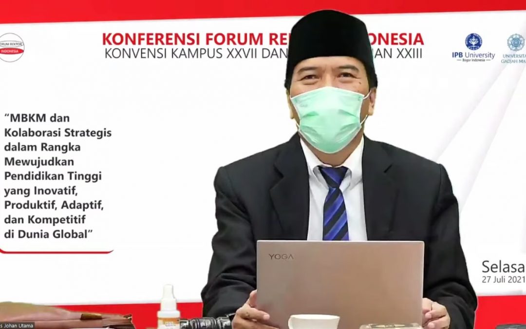 Rektor Undip Selaku Ketua Dewan Penasehat FRI Kukuhkan Rektor UGM sebagai Ketua Forum Rektor Indonesia Periode 2021-2022