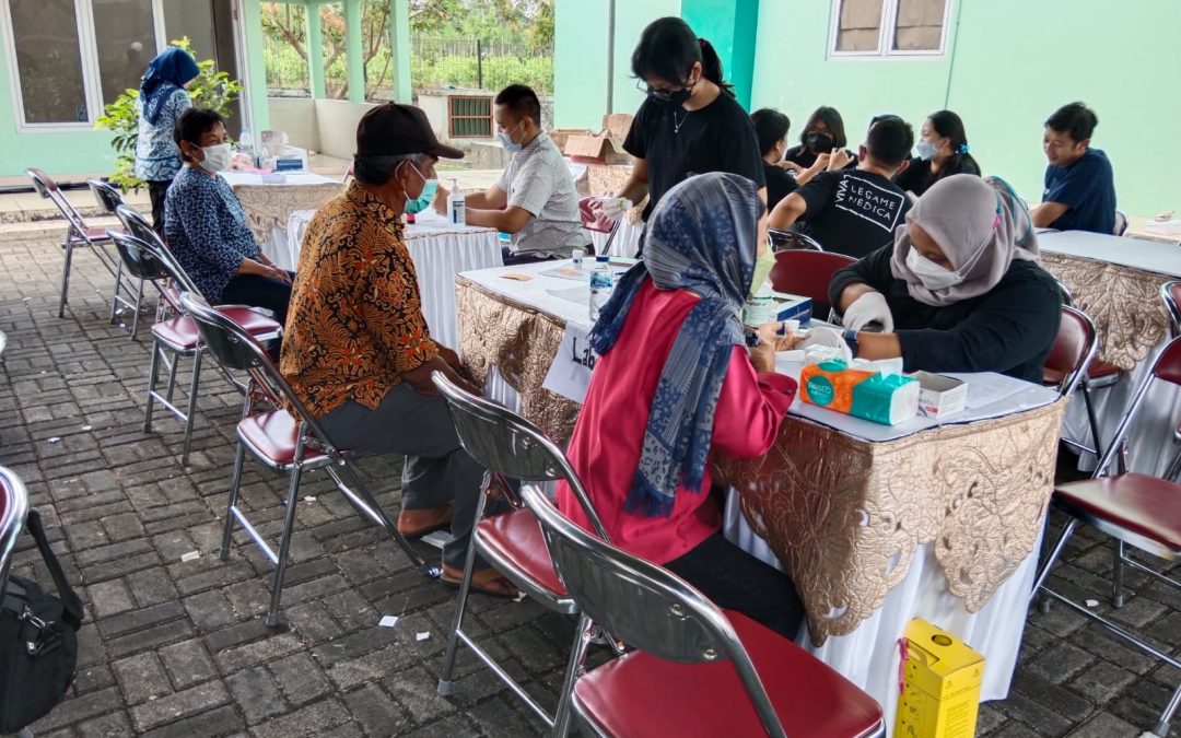 UNDIP Memberikan Pengobatan Gratis Bagi Warga Desa Gulon Kabupaten Magelang
