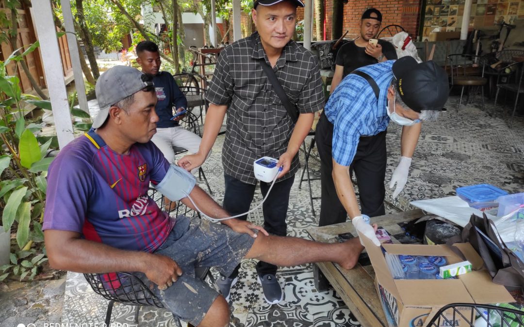 LPPM Undip Provided Treatment for Residents Affected by Floods in Rowosari