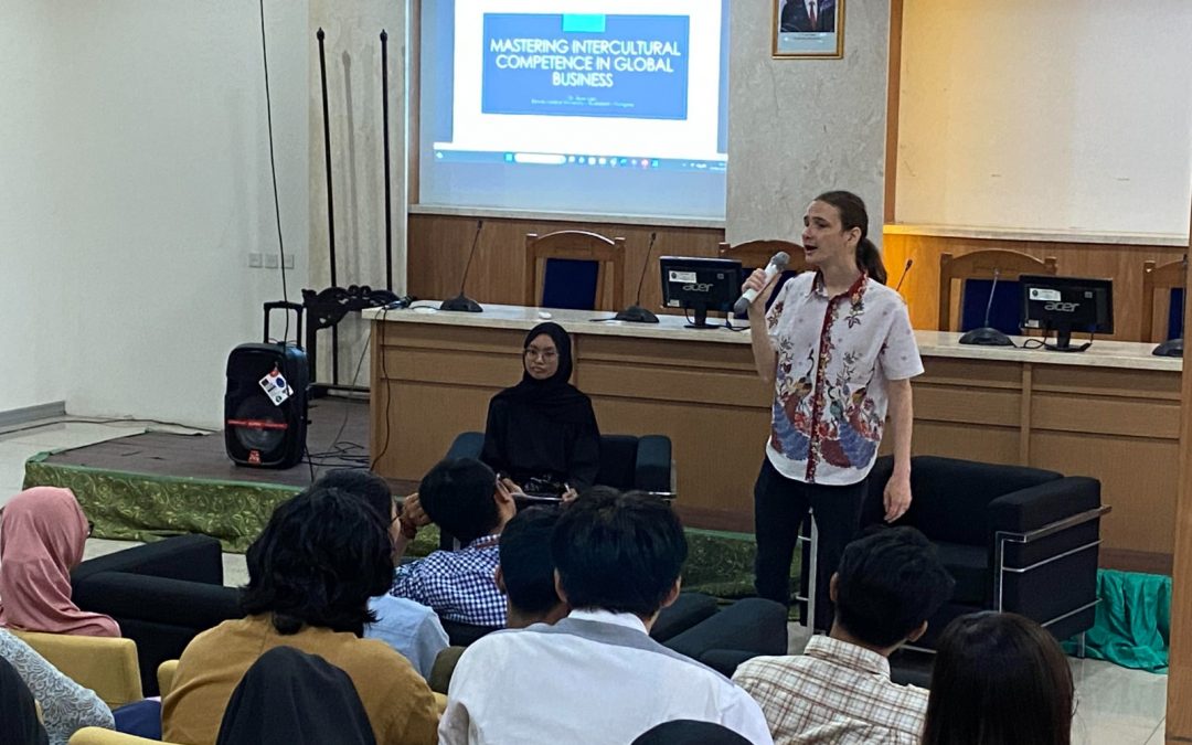 Dosen ELTE University Hungaria Isi Kuliah Umum Terkait Kompetensi Interkultural di SV UNDIP
