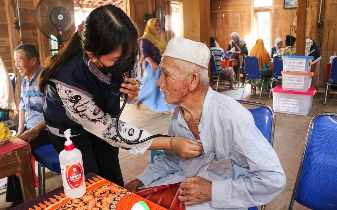 Warga Desa Tonjong, Grobogan Dapatkan Pengobatan Gratis Pasca Banjir dari LPPM Undip