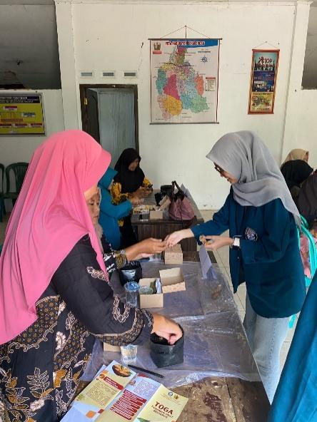 Mahasiswa KKN Undip Ajari Praktik Tanam TOGA di Pekarangan Sempit 2