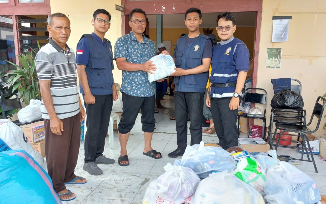 Undip Volunteering Team Helped Flood Victims in Demak Regency