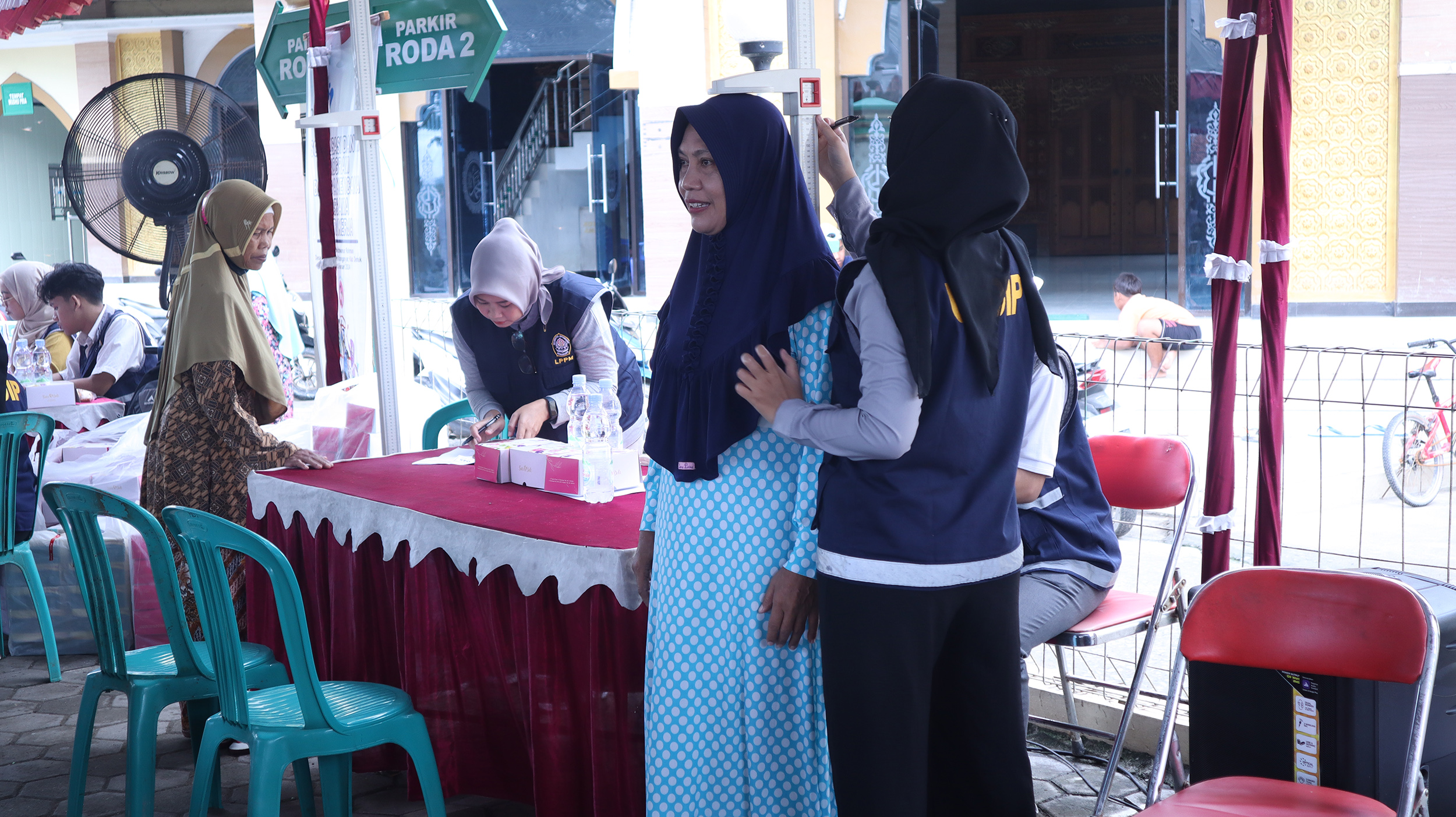 Undip Berikan Layanan Pengobatan Gratis Untuk Warga Terdampak Banjir di Demak 2 IMG 5160