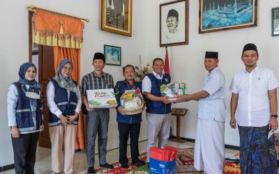 LPPM UNDIP Provides Aid to Those Affected by The Flood at the Asshodiqiyah Islamic Boarding School Gayamsari