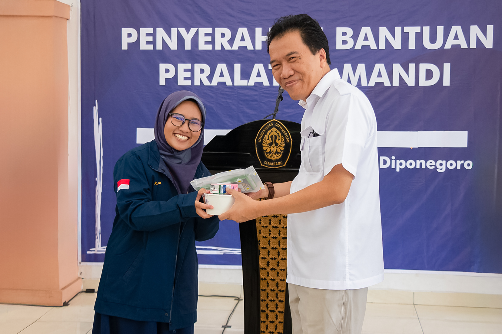 Undip Gandeng Bank Mandiri Bagikan 1800 Paket Peralatan Mandi untuk