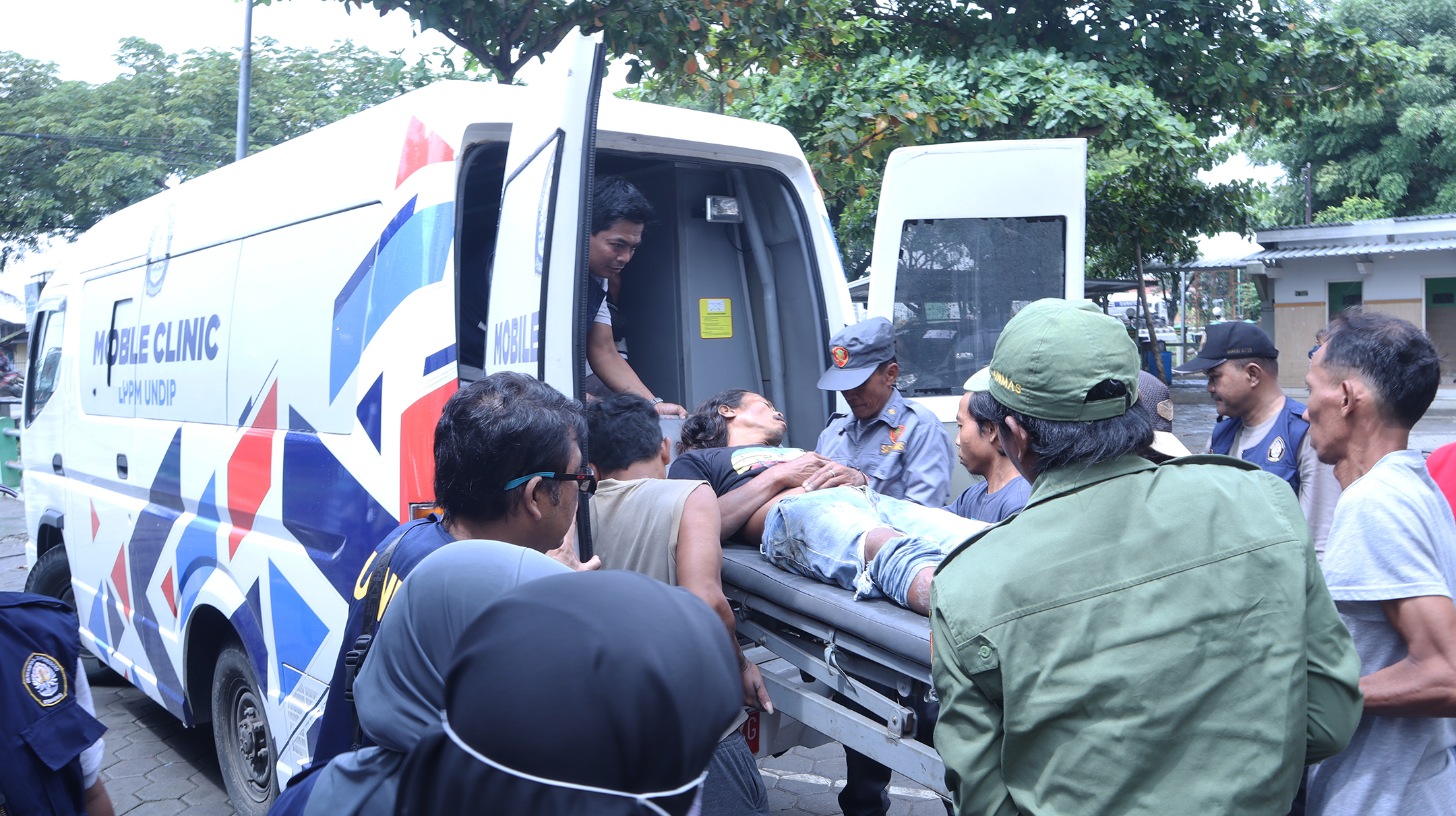 Undip Berikan Layanan Pengobatan Gratis Untuk Warga Terdampak Banjir di Demak 3 sampul