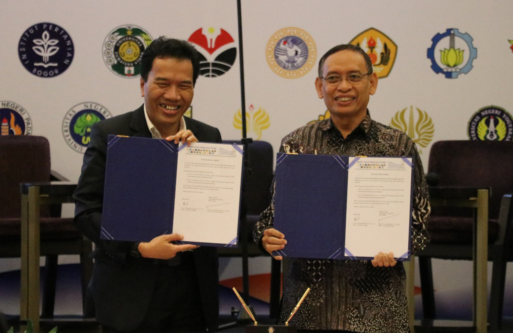 Handover of the Joint Secretariat of 21 PTNBH from the Rector of UNDIP to the Rector of UNAIR
