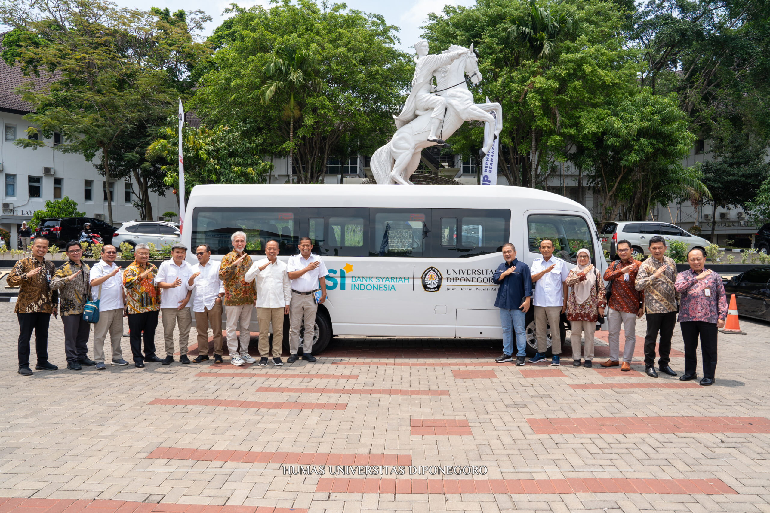 UNDIP Terima Hibah Satu Unit Mobil Isuzu ELF dari Bank Syariah Indonesia