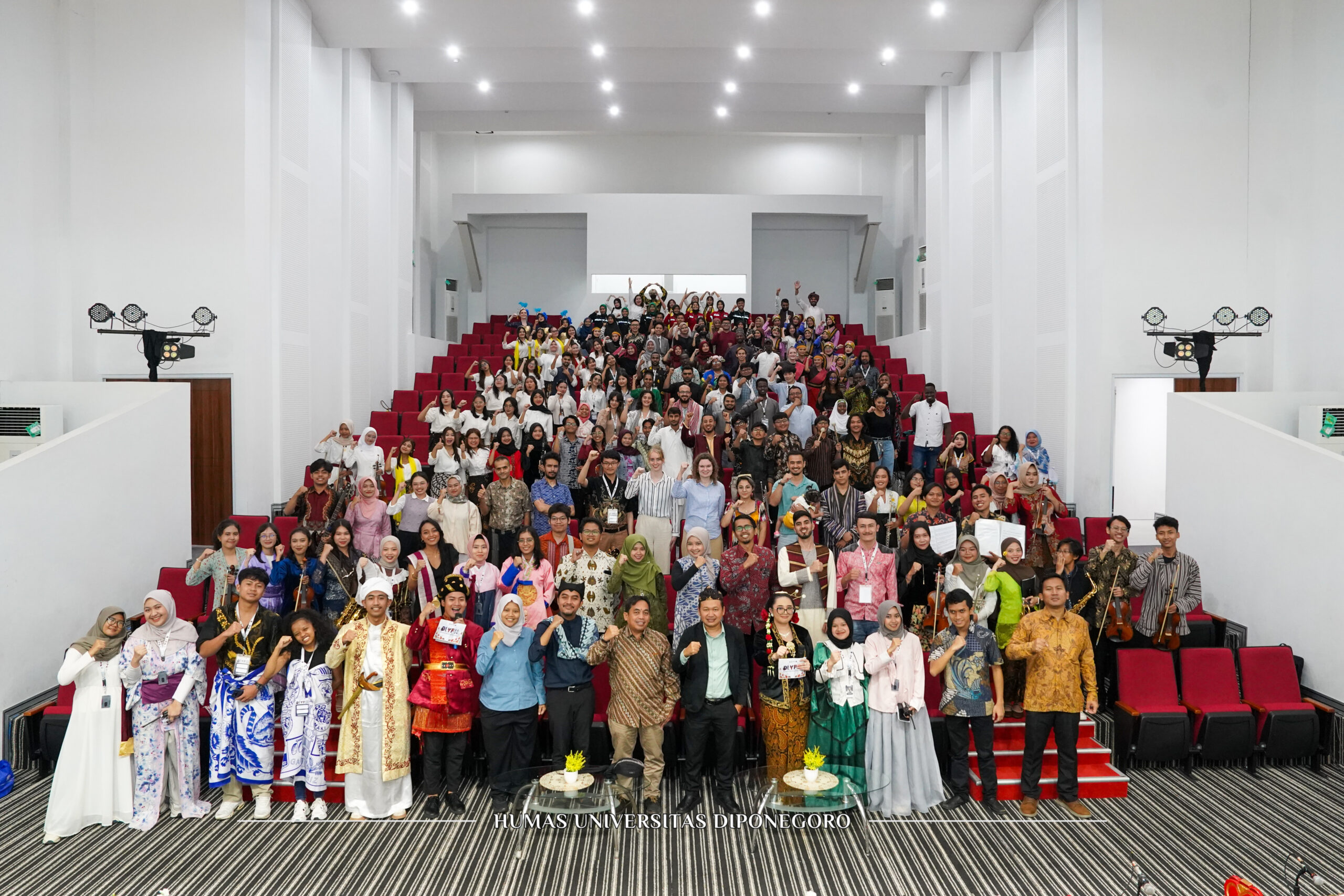 Mahasiswa Internasional Meriahkan Diponegoro International Youth Festival 2024: Dari Menyanyikan Lagu Chrisye Hingga Menari Tor Tor