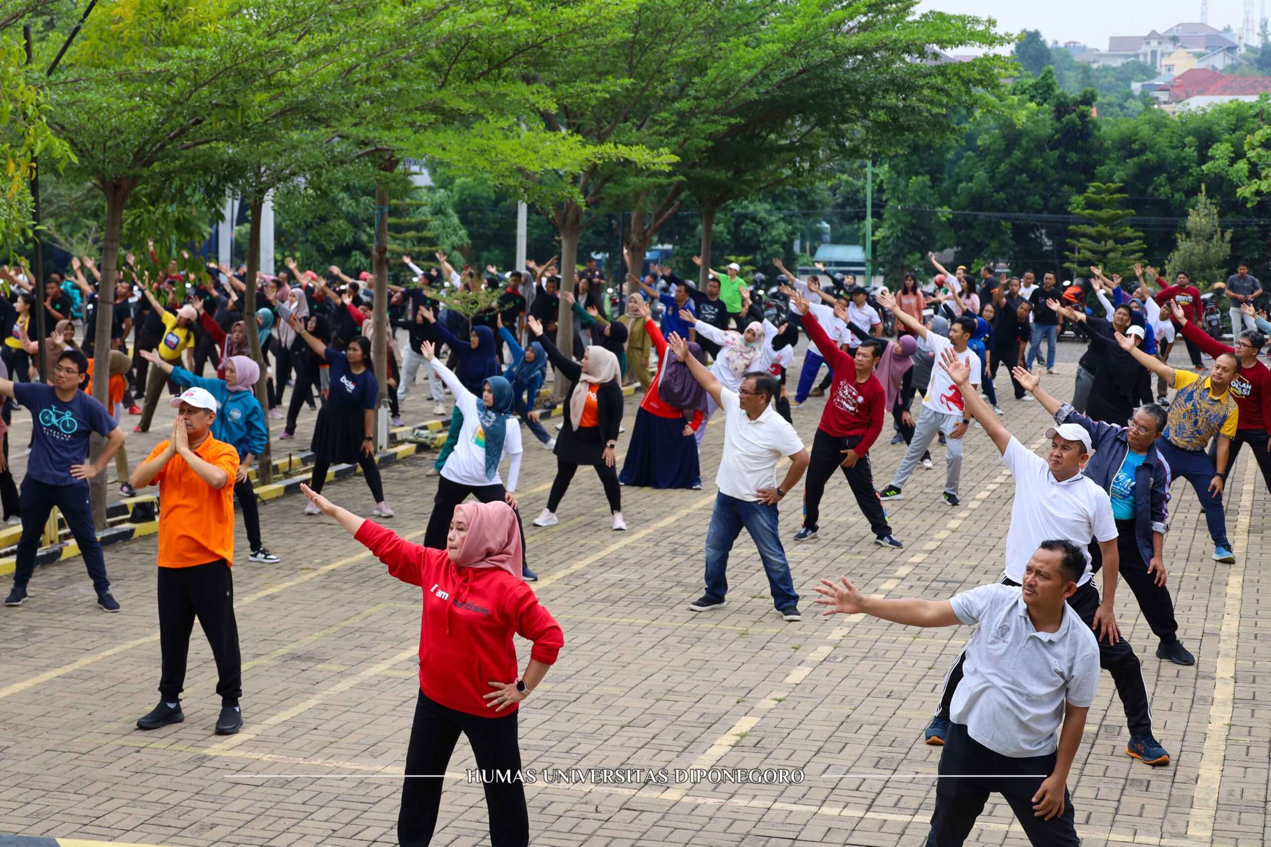 Tingkatkan Kesehatan Pegawai UNDIP Dengan Senam Bersama dan Minum VOCA
