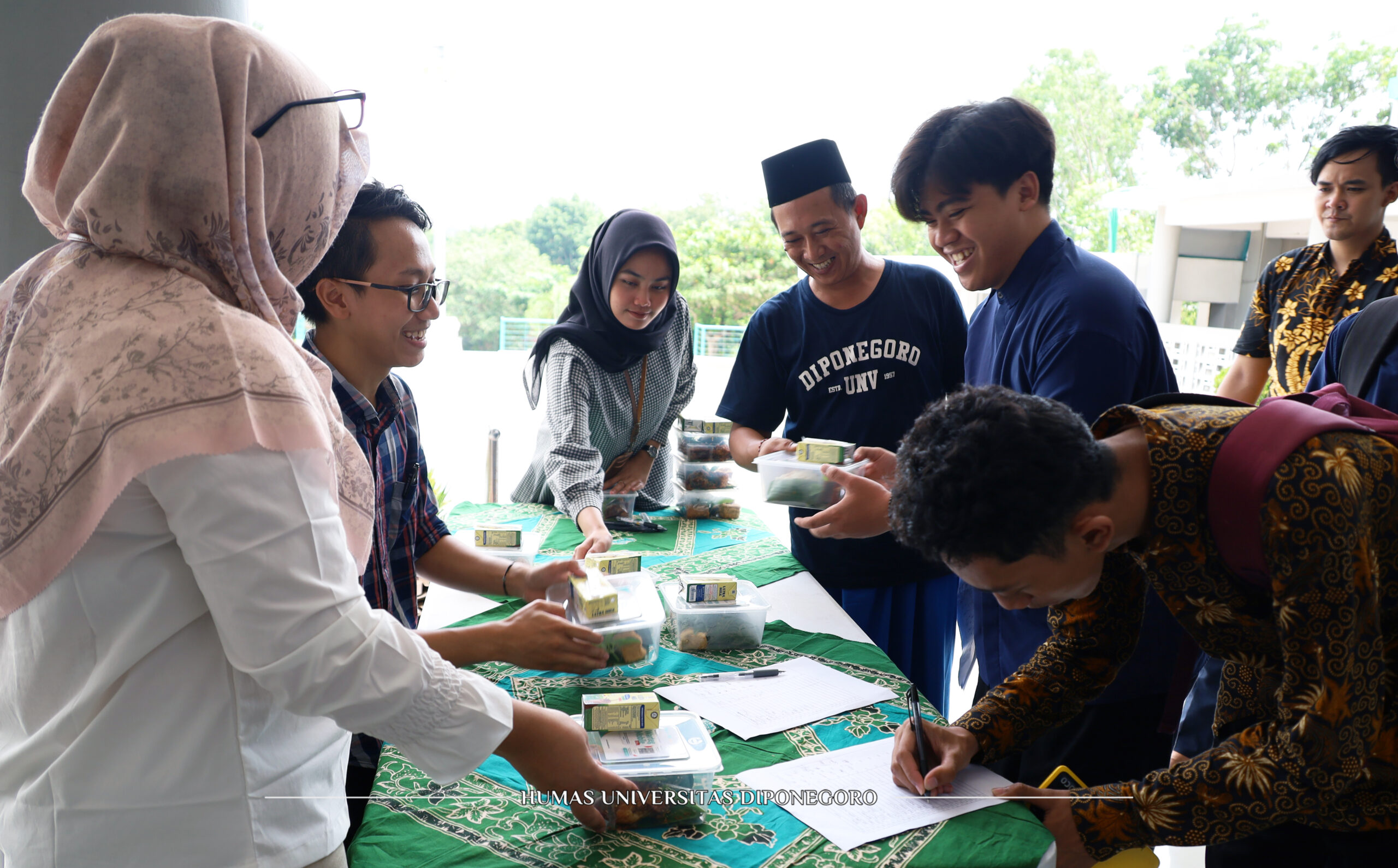 UNDIP Bersama BSI Bagikan 1.000 Paket Makanan Bergizi