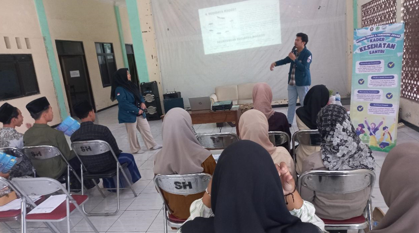 Mahasiswa KKN Tematik UNDIP Kenalkan Budidaya Maggot di Pondok Pesantren Asshodiqiyah Semarang