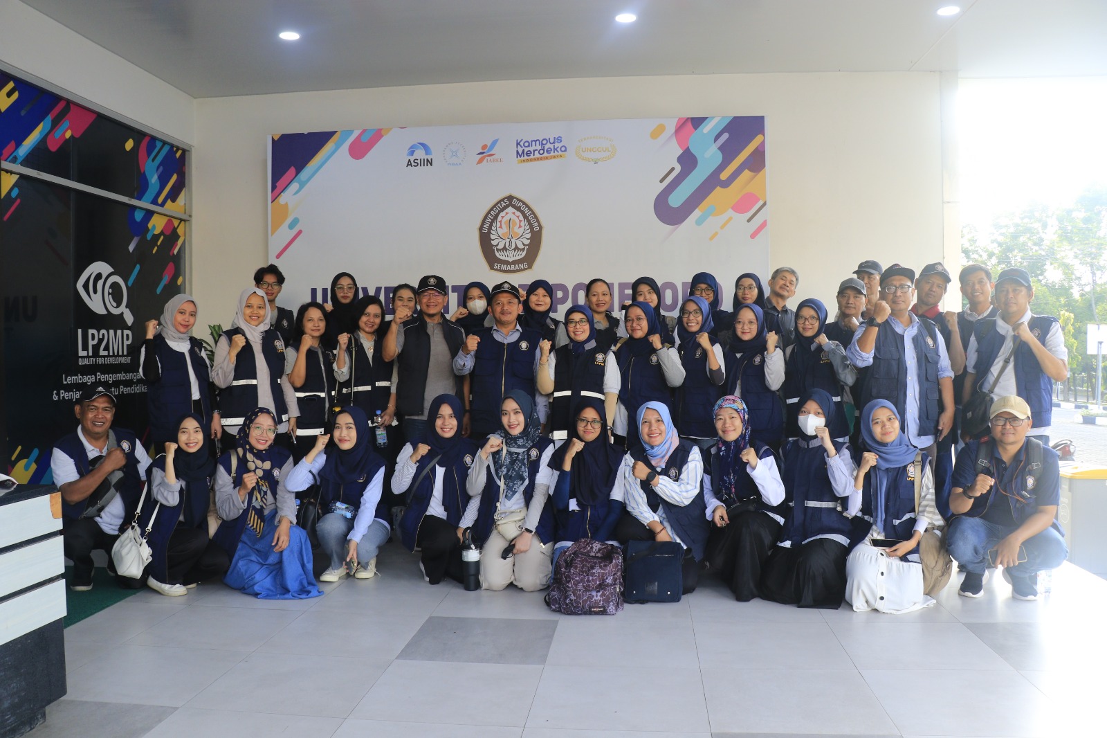 Ratusan Warga Teluk Awur Mendapat Pengobatan Gratis dari Universitas Diponegoro