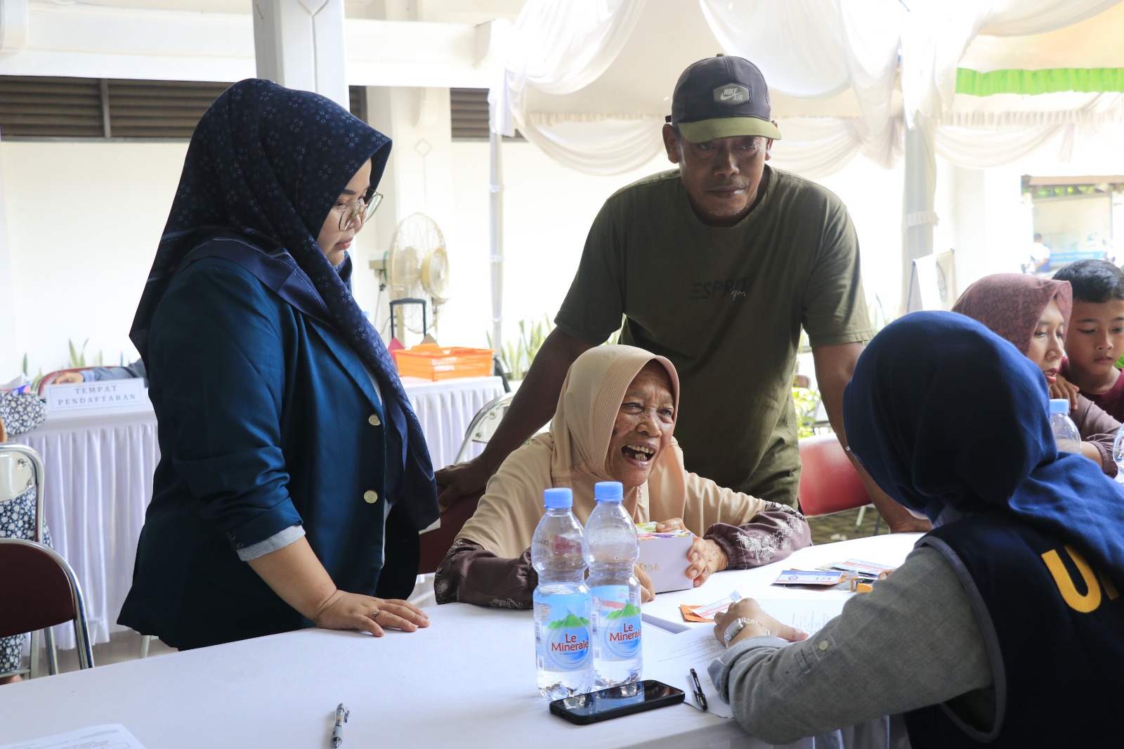Ratusan Warga Teluk Awur Mendapat Pengobatan Gratis dari Universitas Diponegoro